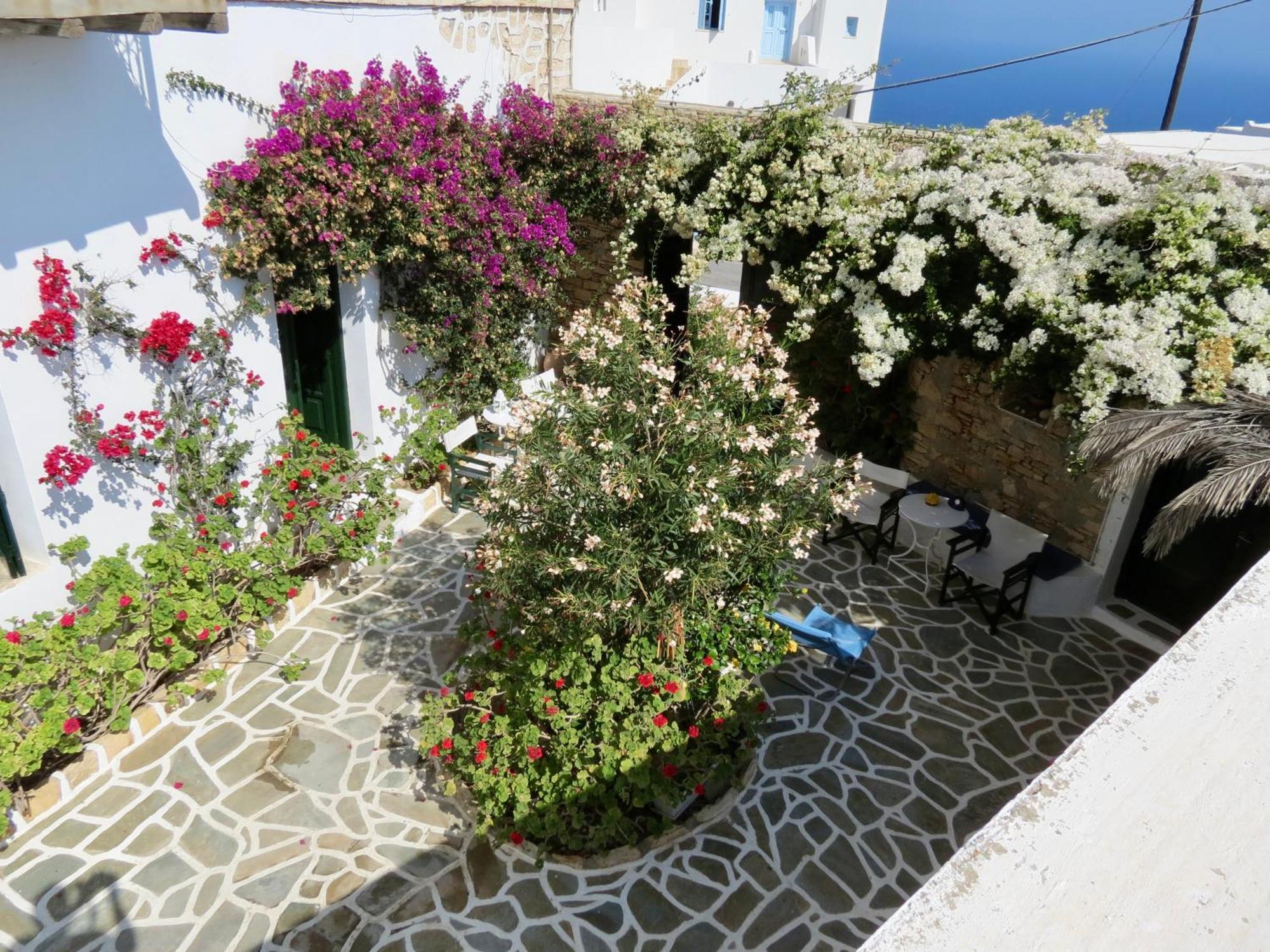 Fanivevisgarden Hotel Folegandros Town Exterior photo